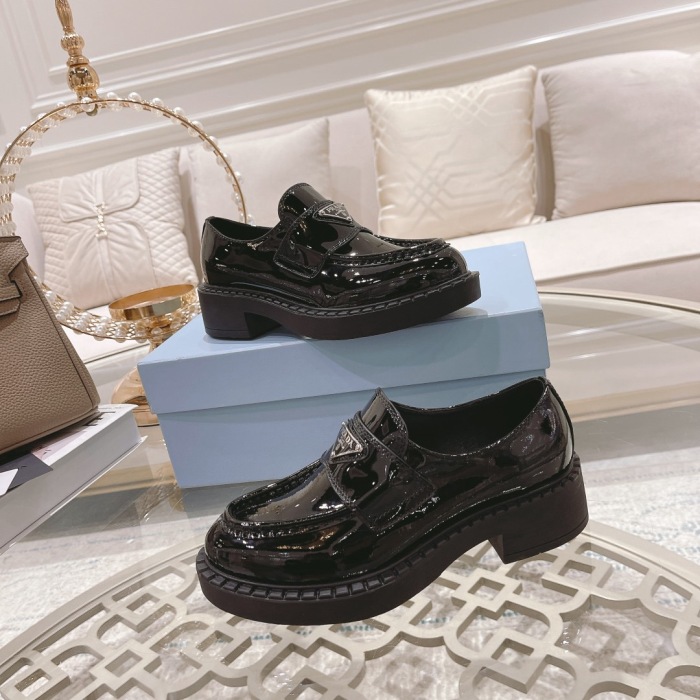 Women  Top Quality P*rada shoes