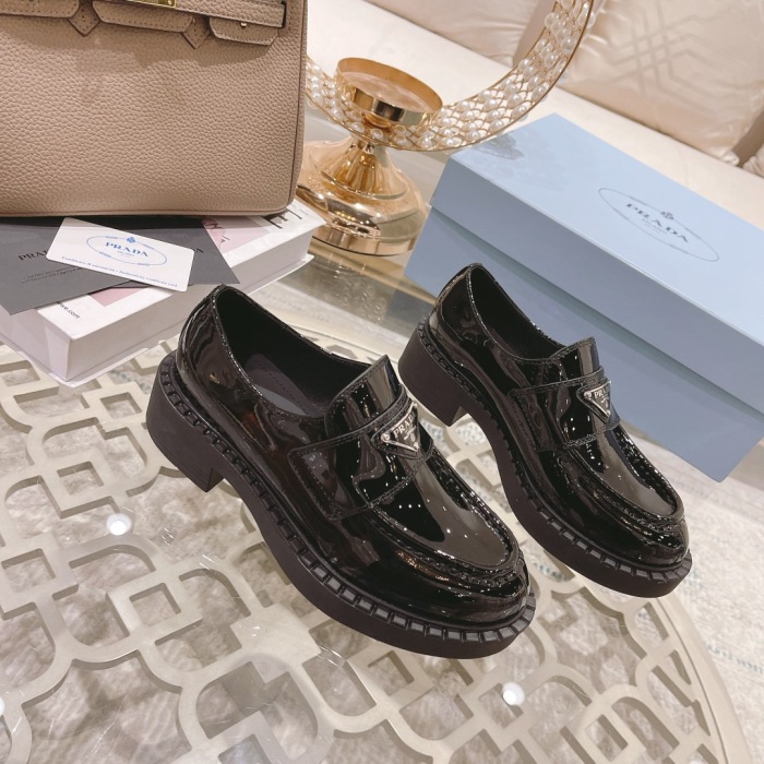 Women  Top Quality P*rada shoes