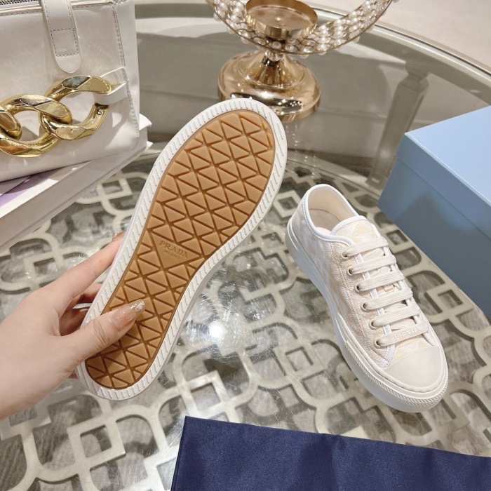 Women  Top Quality P*rada shoes