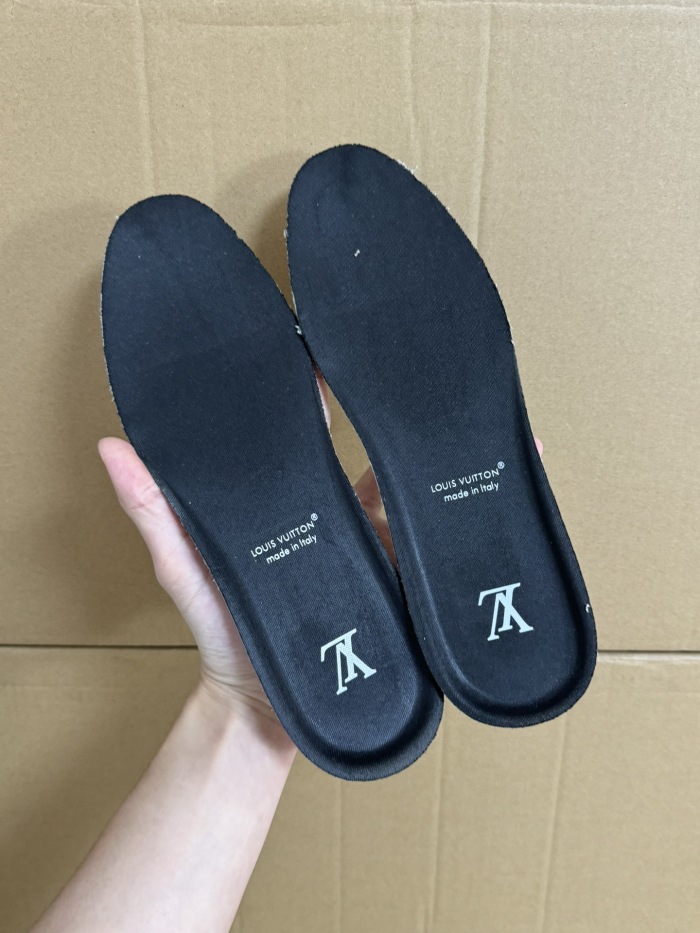 Men  Women  L*ouis V*uitton   Top Sneaker L*V Trainer