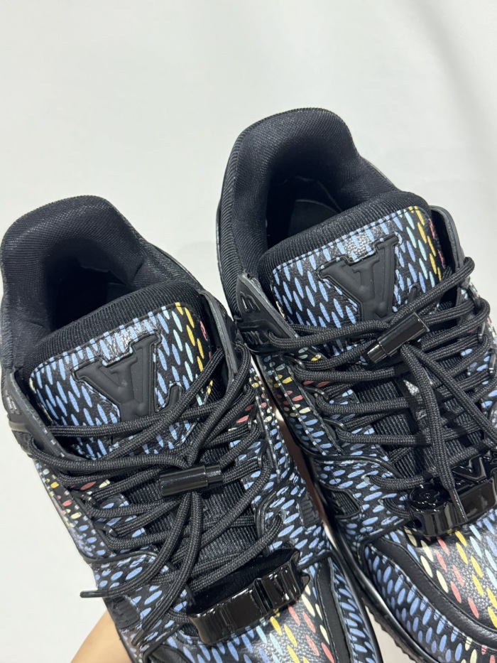Men  Women  L*ouis V*uitton   Top Sneaker L*V Trainer