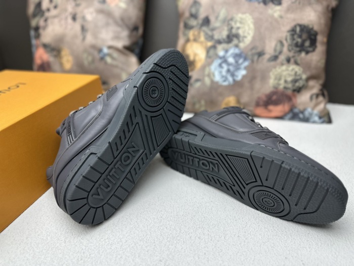 Men  Women  L*ouis V*uitton   Top Sneaker L*V Trainer