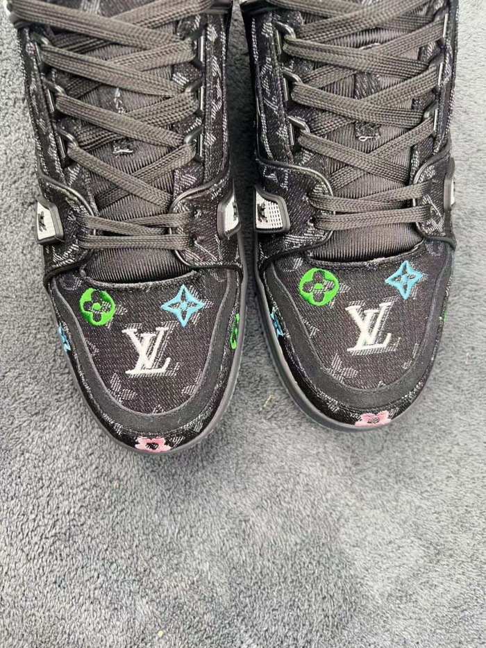Men  Women  L*ouis V*uitton   Top Sneaker L*V Trainer