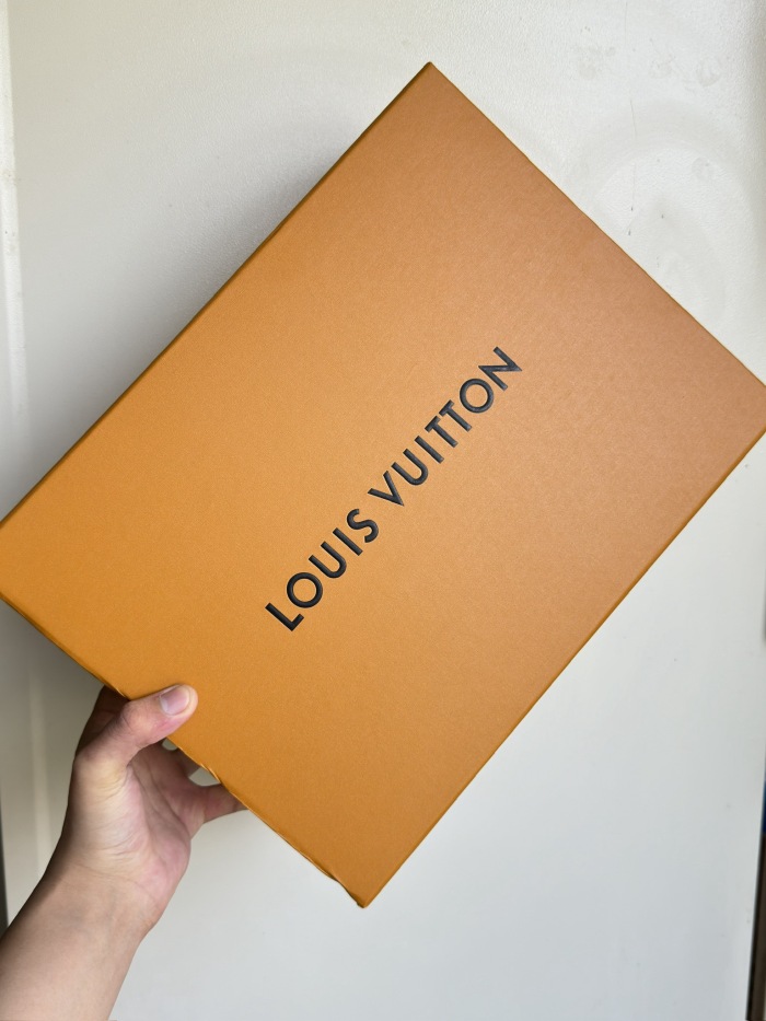 Men  Women  L*ouis V*uitton   Top Sneaker L*V Trainer