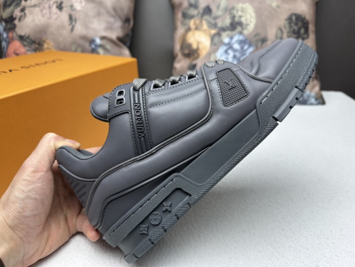 Men  Women  L*ouis V*uitton   Top Sneaker L*V Trainer