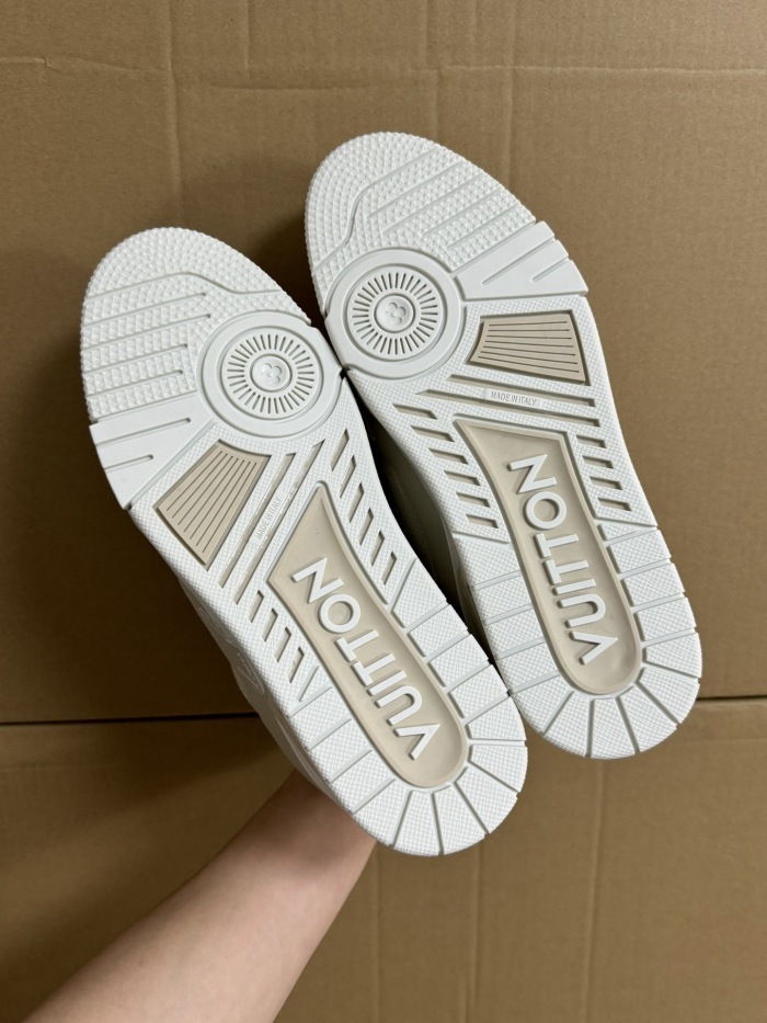 Men  Women  L*ouis V*uitton   Top Sneaker L*V Trainer