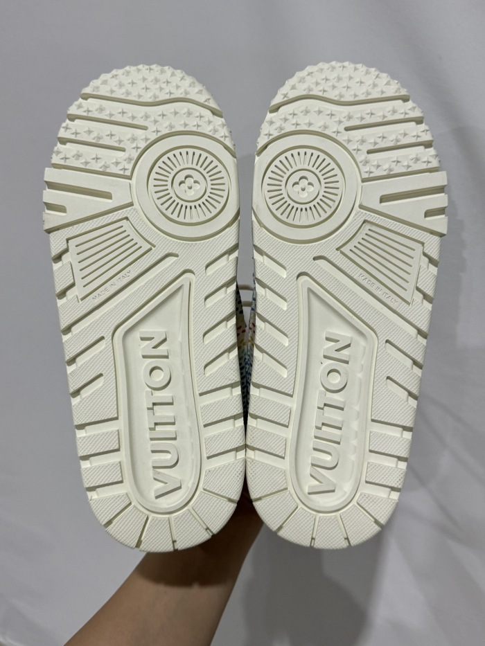 Men  Women  L*ouis V*uitton   Top Sneaker L*V Trainer
