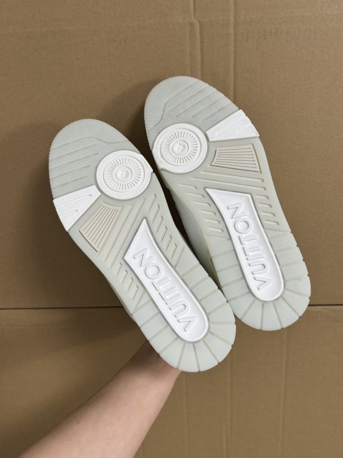 Men  Women  L*ouis V*uitton   Top Sneaker L*V Trainer