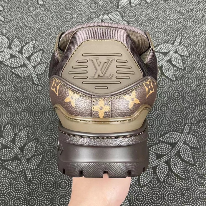 Men  Women  L*ouis V*uitton   Top Sneaker L*V Trainer