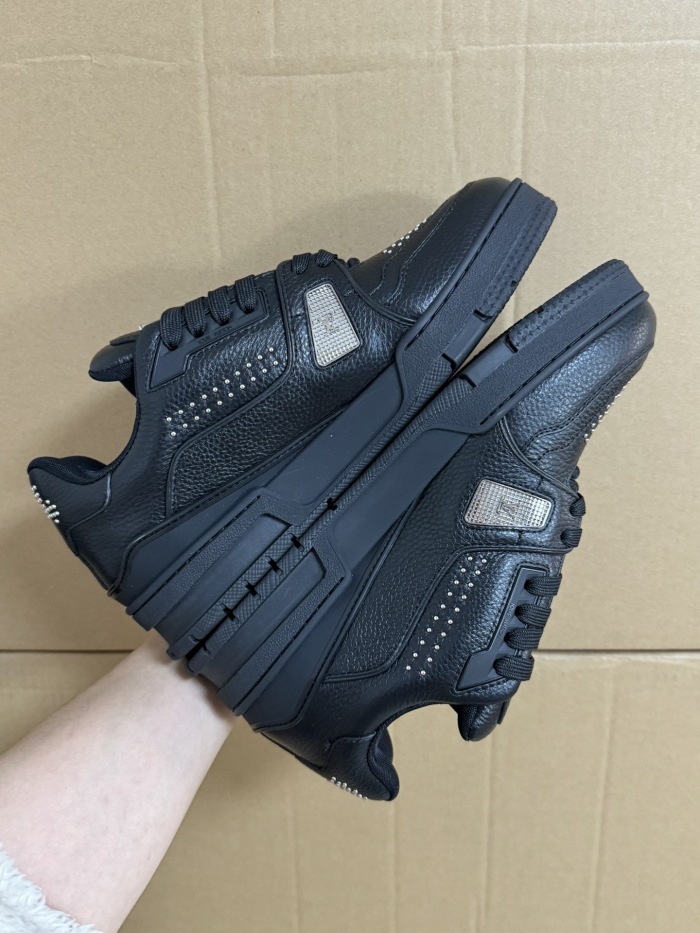 Men  Women  L*ouis V*uitton   Top Sneaker L*V Trainer
