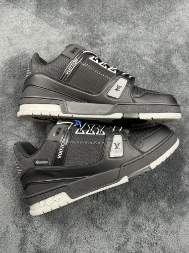 Men  Women  L*ouis V*uitton   Top Sneaker L*V Trainer