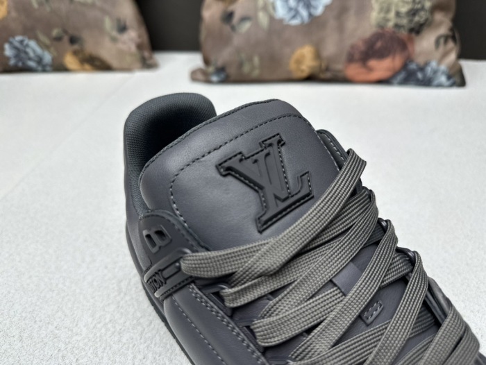 Men  Women  L*ouis V*uitton   Top Sneaker L*V Trainer
