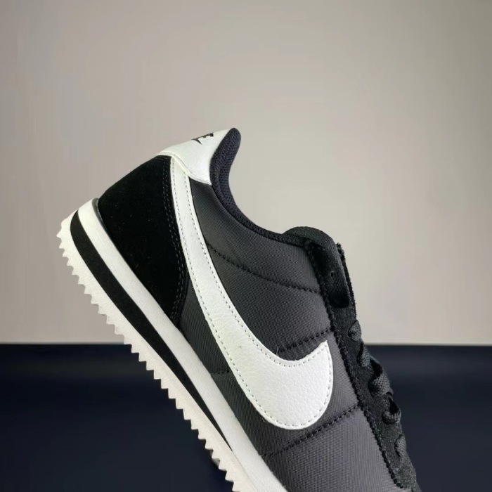 Women  Man  NIKE Cortez