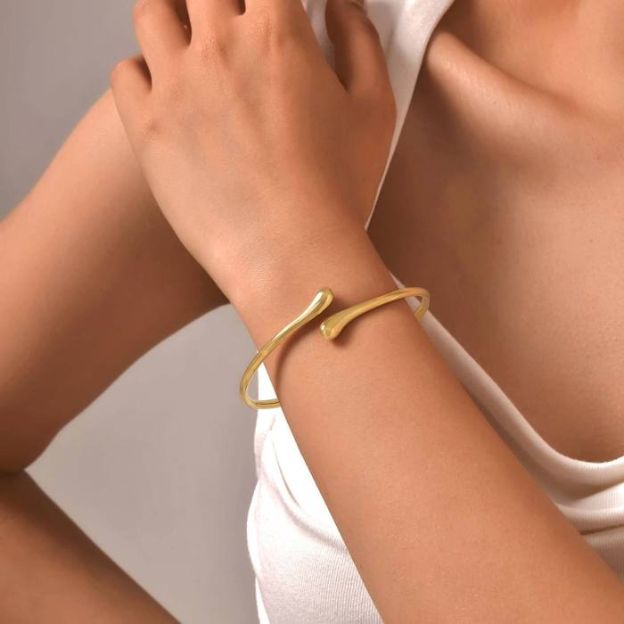Wholesale Stainless Steel Hot Minimalist Bangle