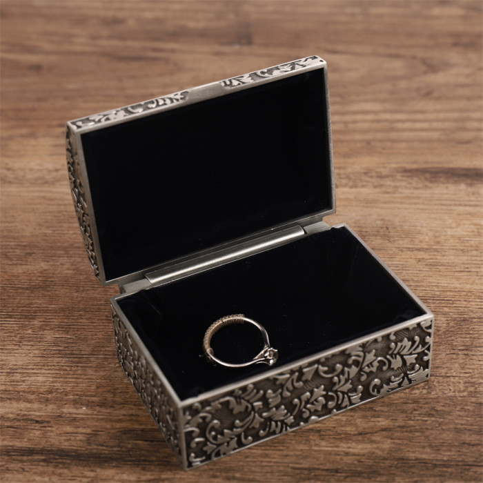 Vintage jewelry box small trinket metal storage organizer box chest ring case for girls women tin Color