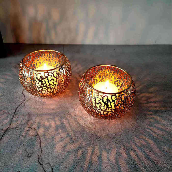 Creative Golden Hollow Candle Holders Set of 2 for Tea light Pillar Candles Metal Candleholders Table Decoration Graduation Gifts Bridesmaid Gifts
