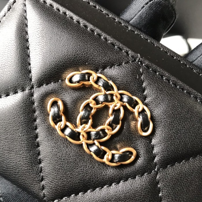 CHANEL 19 CARD HOLDER