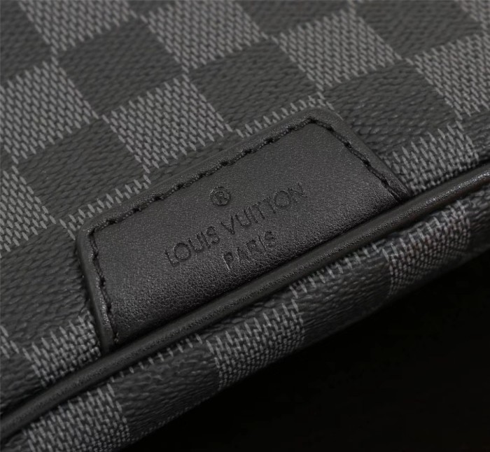 Louis Vuitton DISCOVERY BUMBAG