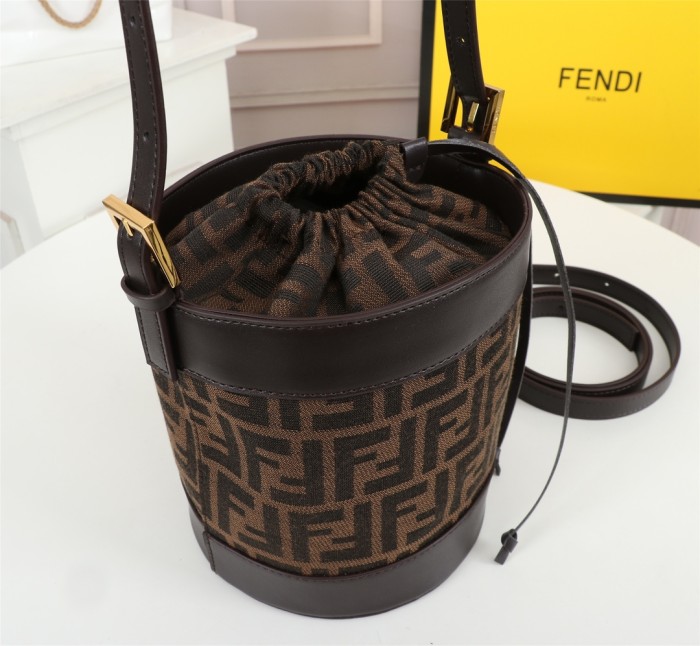 FendiBucket001JQE071