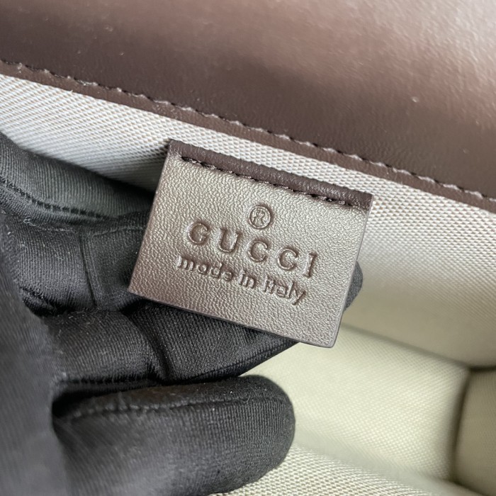Gucci421970LM521