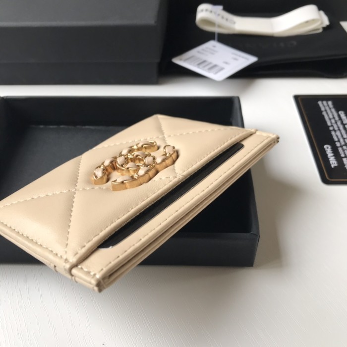 CHANEL 19 CARD HOLDER