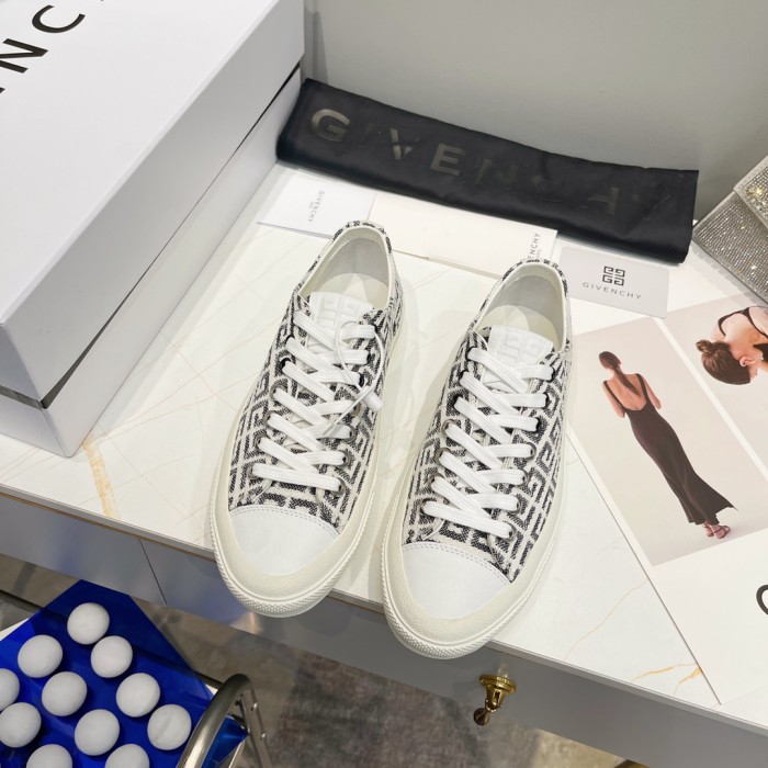 GIVENCHY 006 Casual shoes XM 003