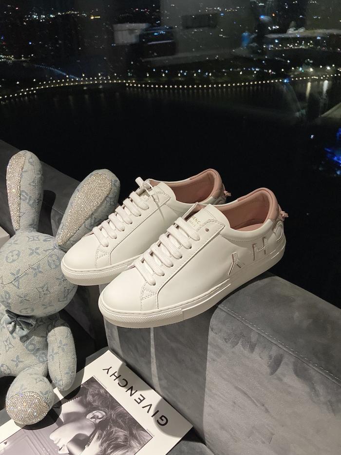 GIVENCHY 009 Casual shoes XM 013