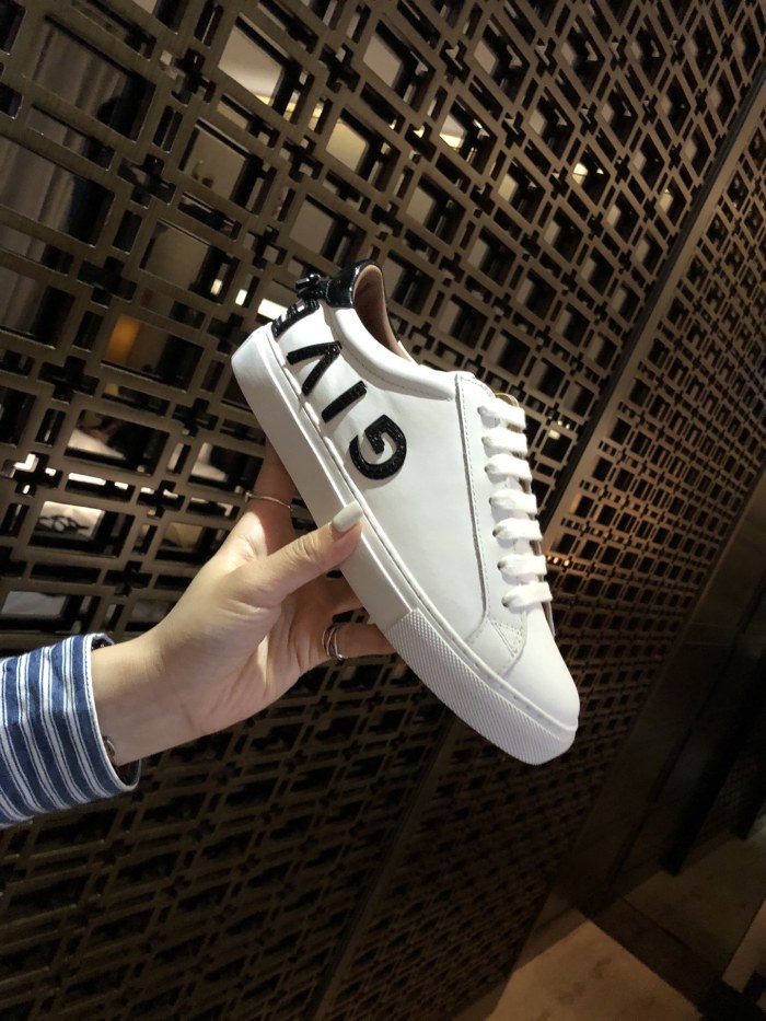 GIVENCHY 009 Casual shoes XM 013