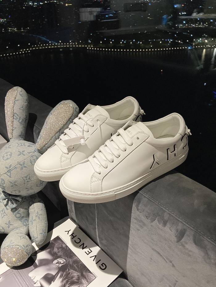 GIVENCHY 009 Casual shoes XM 013