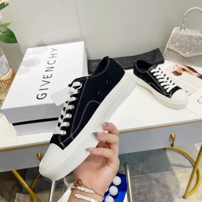 GIVENCHY 006 Casual shoes XM 003