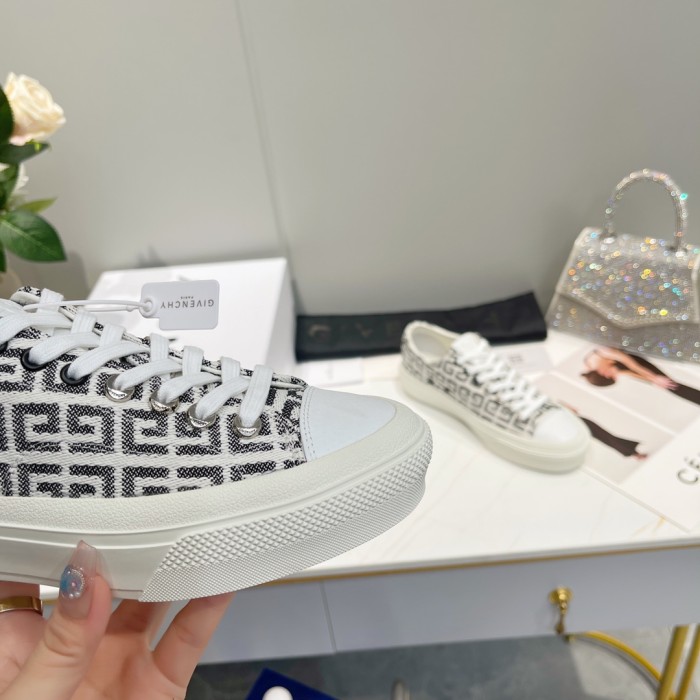 GIVENCHY 006 Casual shoes XM 003