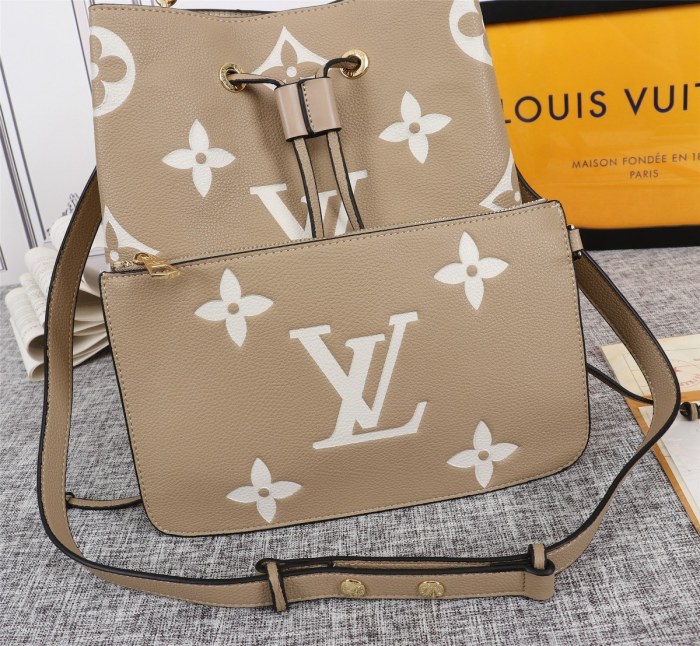 LV45555MQ002 26 x 26 x 17.5 cm