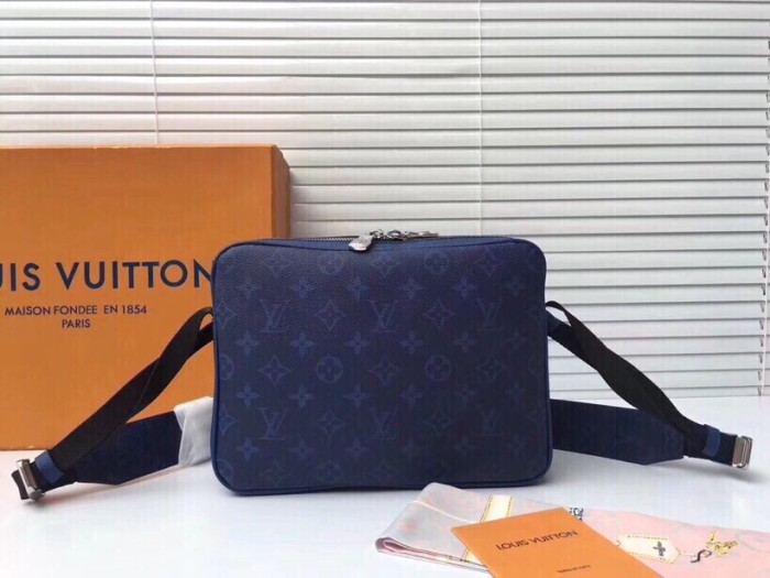 LV OUTDOOR Messenger Bag M30243 LM051 25cm