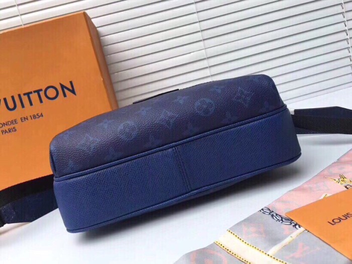 LV OUTDOOR Messenger Bag M30243 LM051 25cm