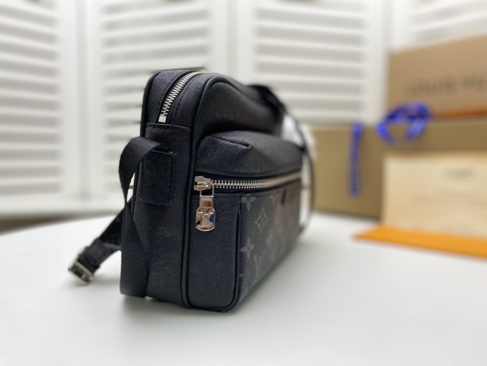 LV OUTDOOR Messenger Bag M30243 LM051 25cm