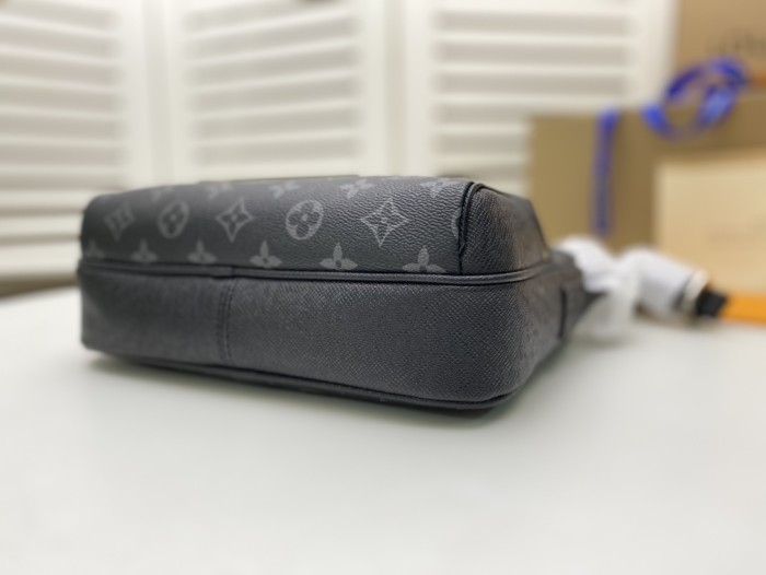 LV OUTDOOR Messenger Bag M30243 LM051 25cm