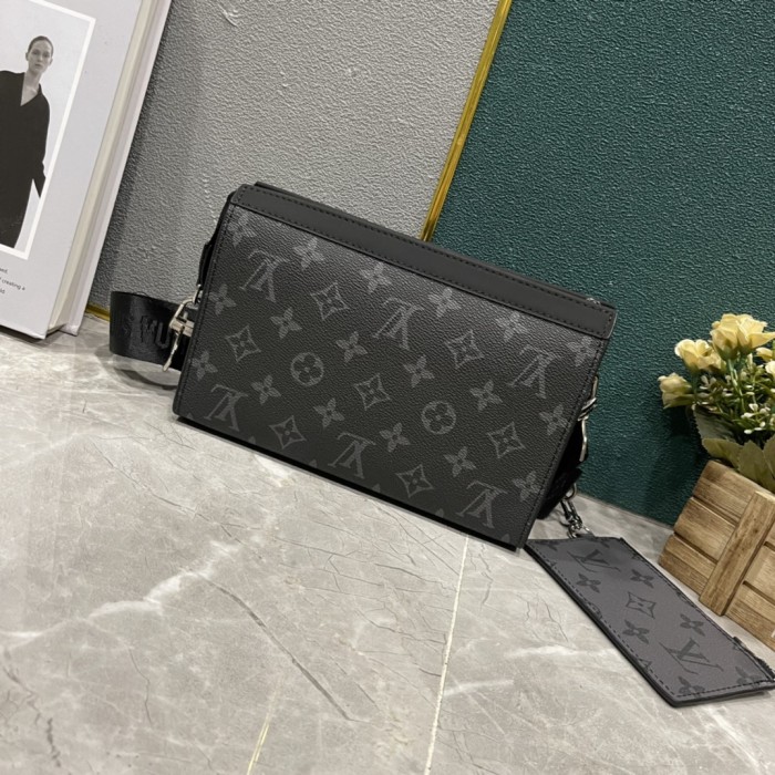LV Pochette Voyage Clutch M64608 CS001 22cm