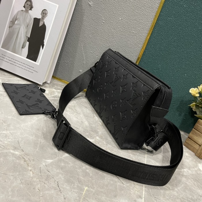 LV Pochette Voyage Clutch M64608 CS001 22cm