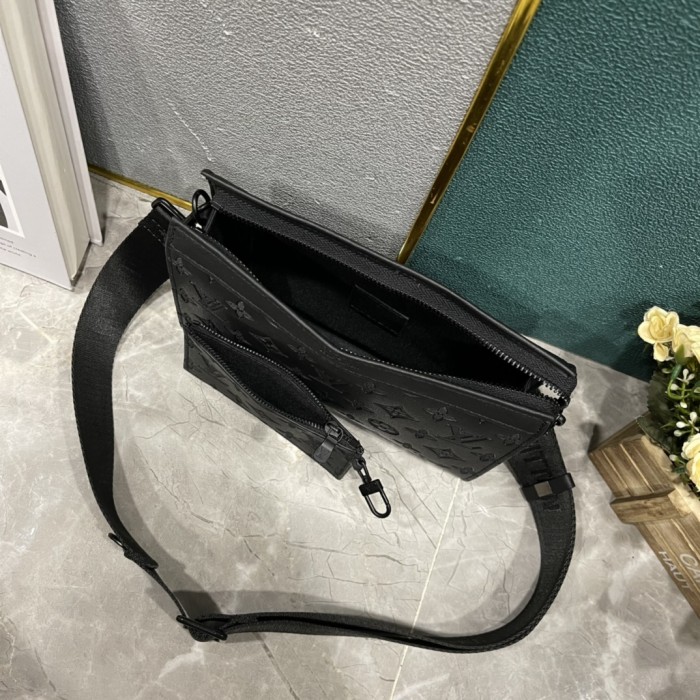 LV Pochette Voyage Clutch M64608 CS001 22cm