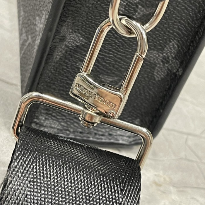 LV Pochette Voyage Clutch M64608 CS001 22cm