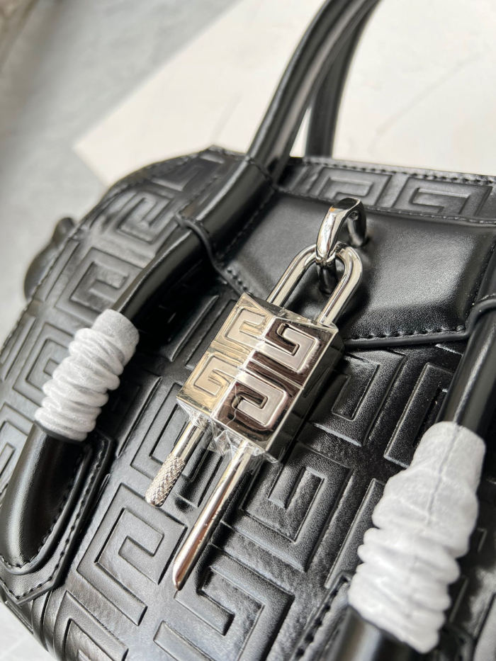 GIVENCHY Mini Antigona Lock Bag LM042 27cm