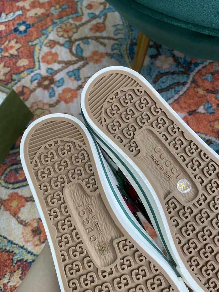 Gucci 018 Casual shoes XM062