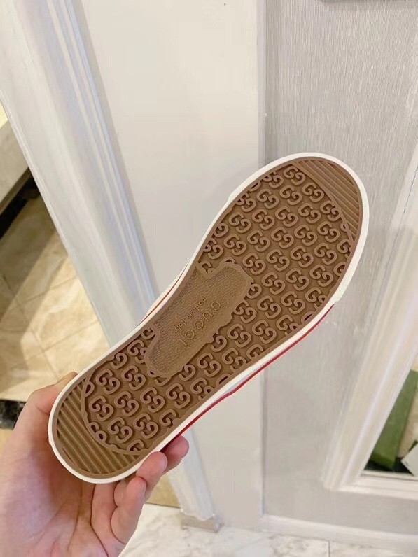 Gucci 020 Casual shoes XM062