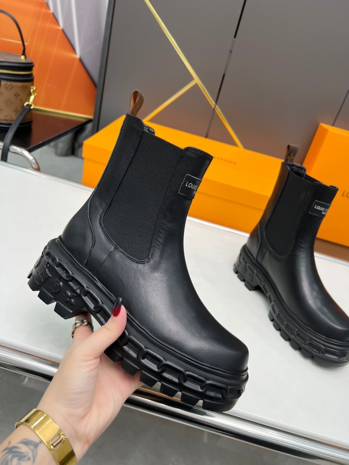 LV 002 boots XM063