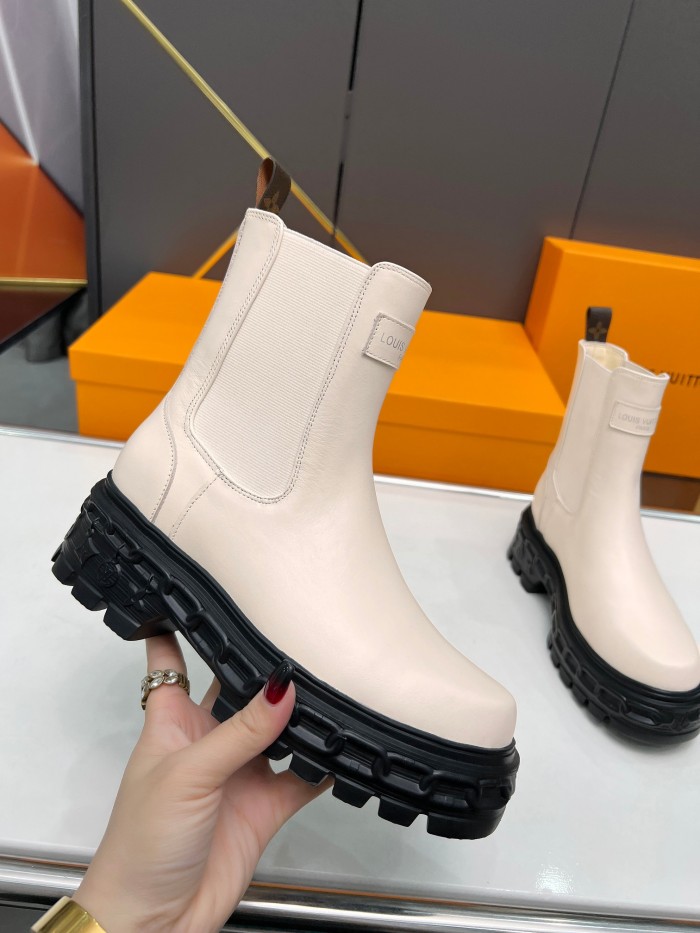 LV 002 boots XM063