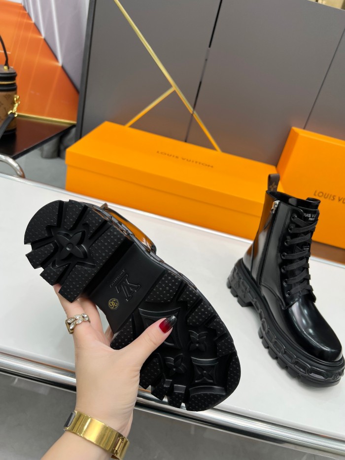LV 002 boots XM063