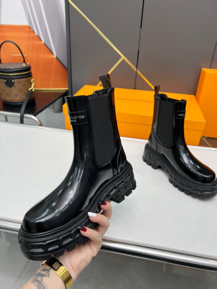 LV 002 boots XM063