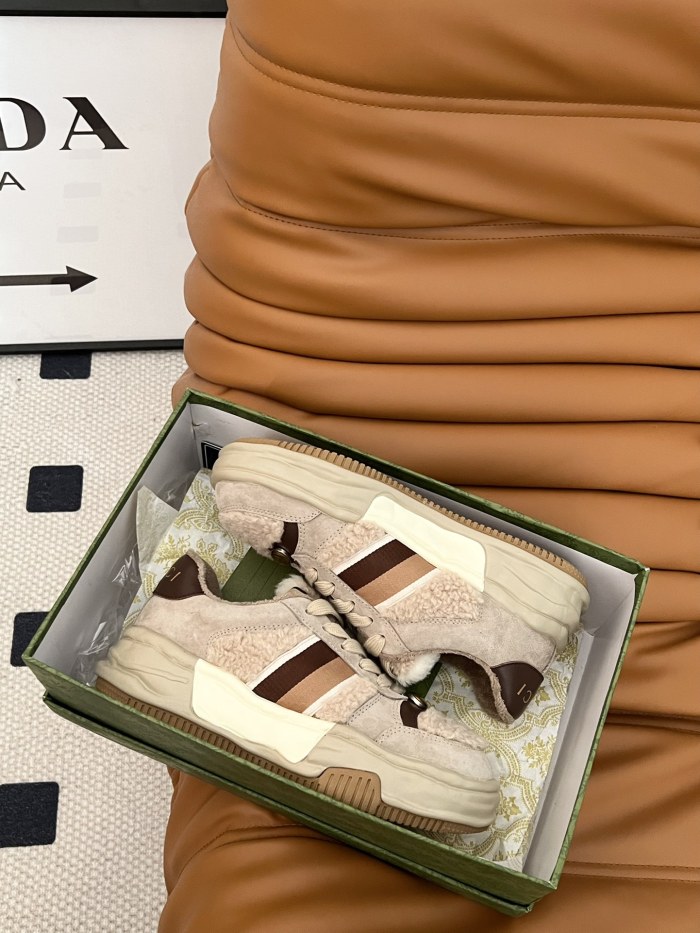 Gucci 022 Casual shoes XM092