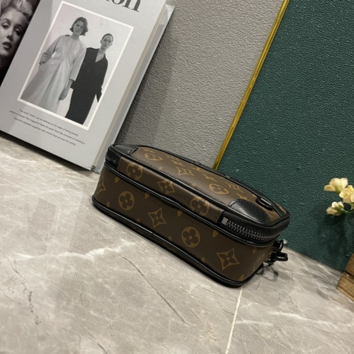 LV Alpha Messenger Bag M82542 LM031 18.5cm