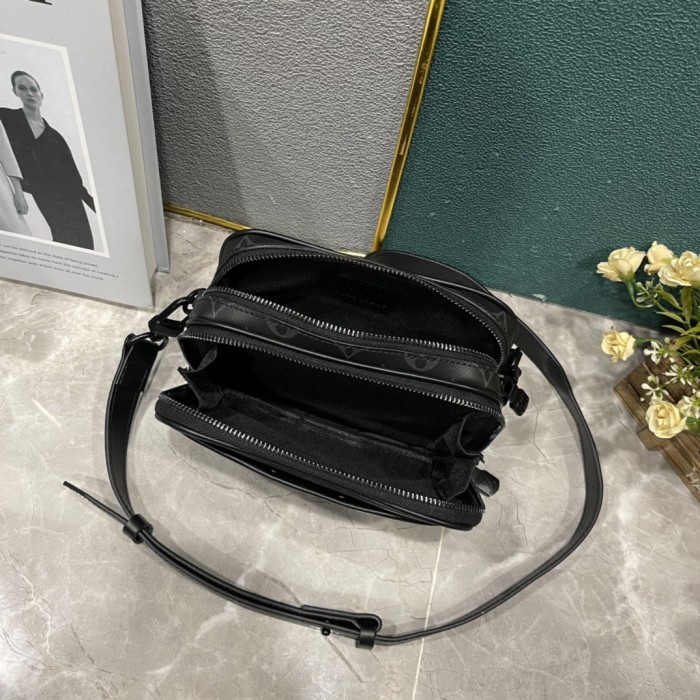 LV Alpha Messenger Bag M82542 LM031 18.5cm